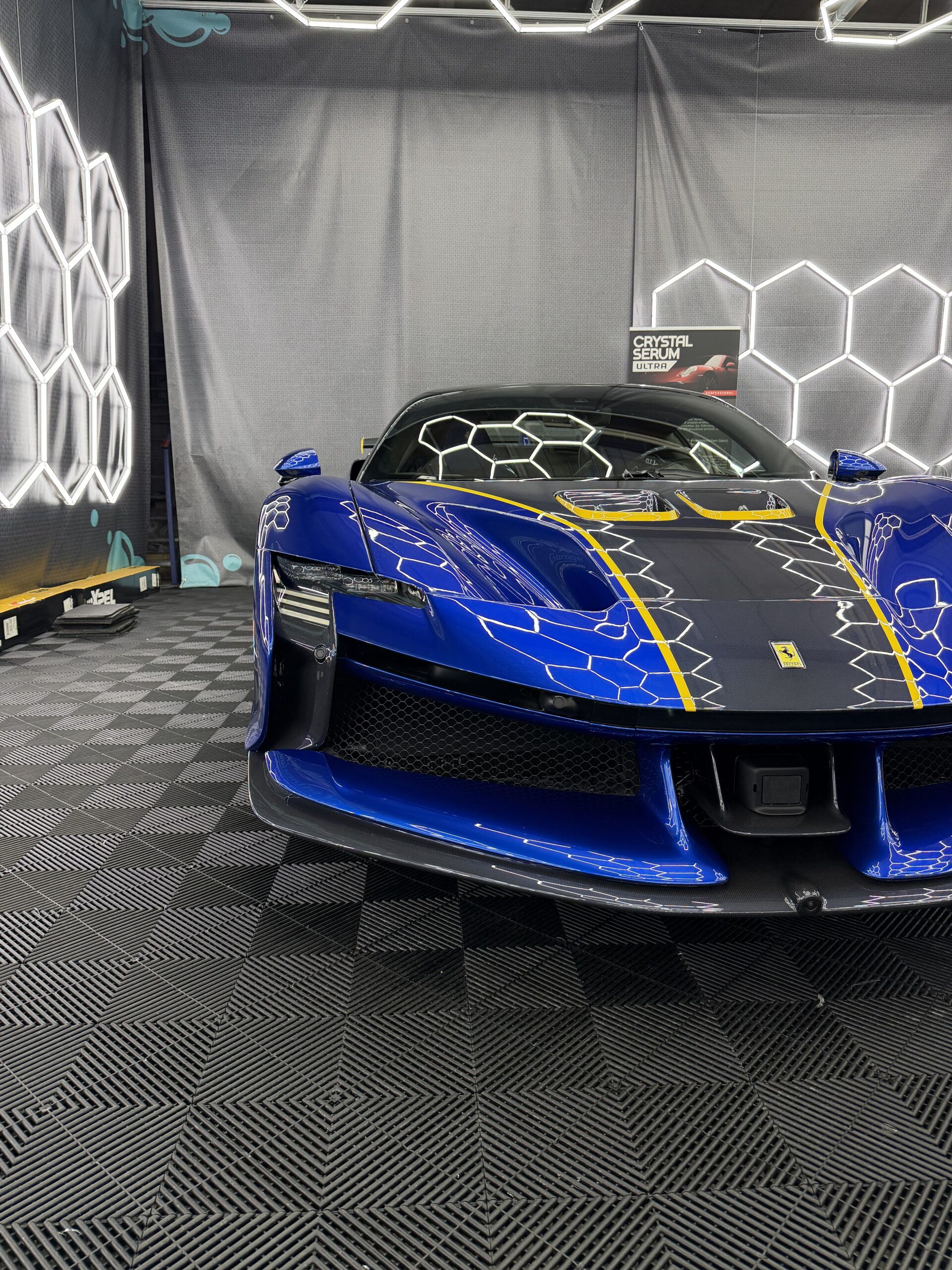Ferrari SF90 mit XPEL Lackschutzfolie als Komplettfolierung