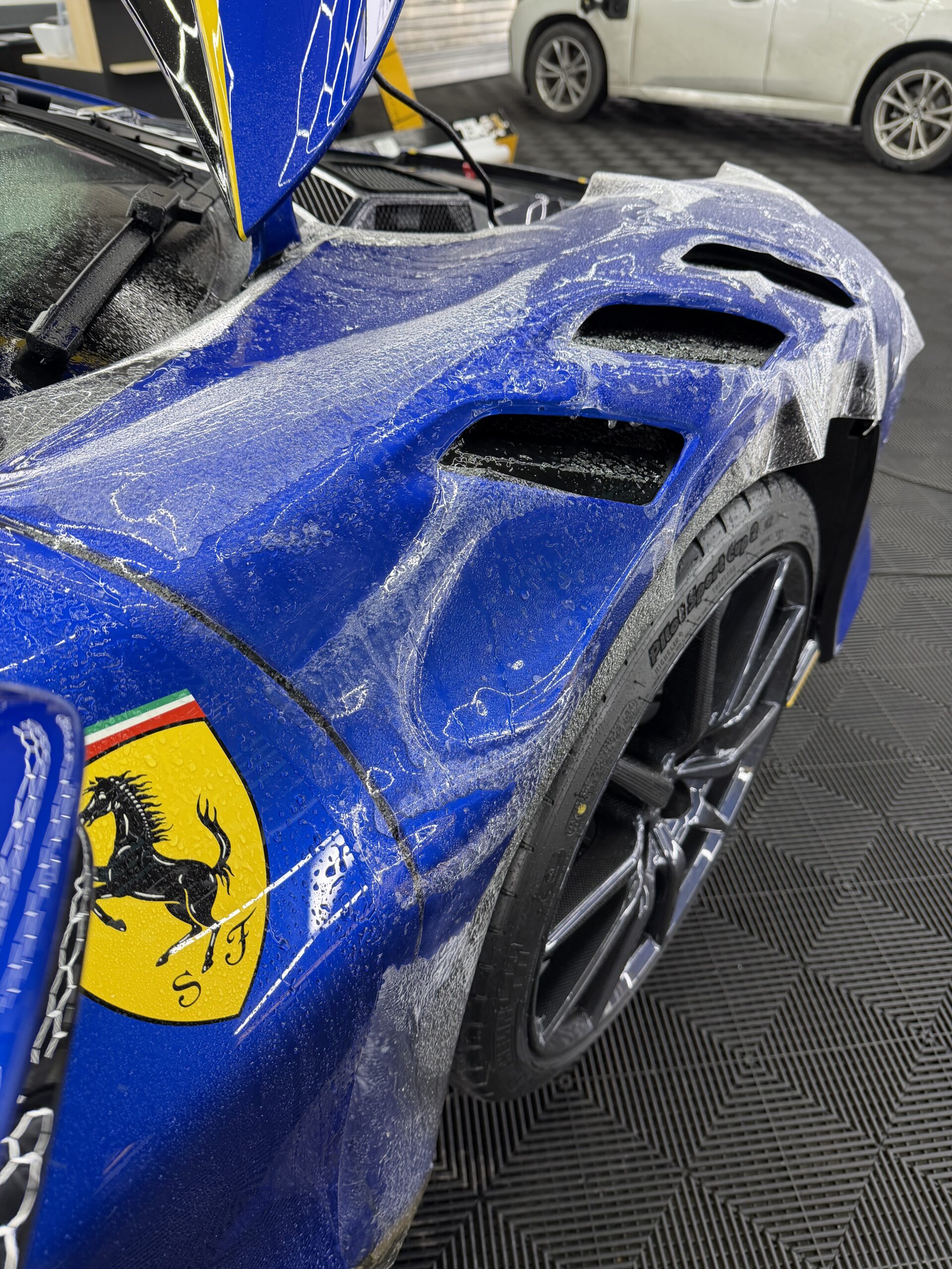 Ferrari SF 90 Spyder mit XPEL Lackschutzfolierung Nahaufnahme Kotflügel